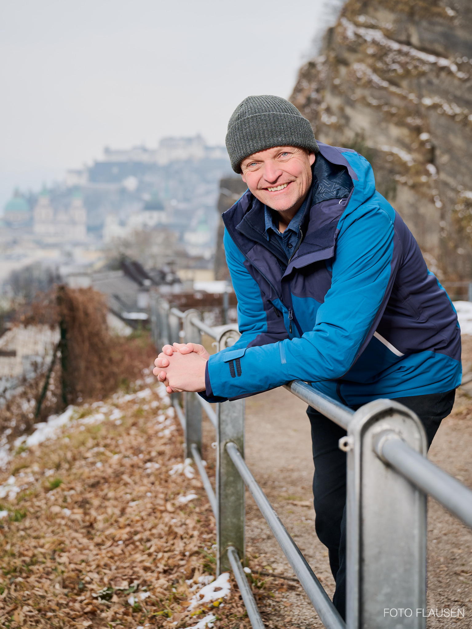 Arnulf Hartl von der PMU fotografiert in Mülln in Salzburg für die Strassenzeitung Apropos