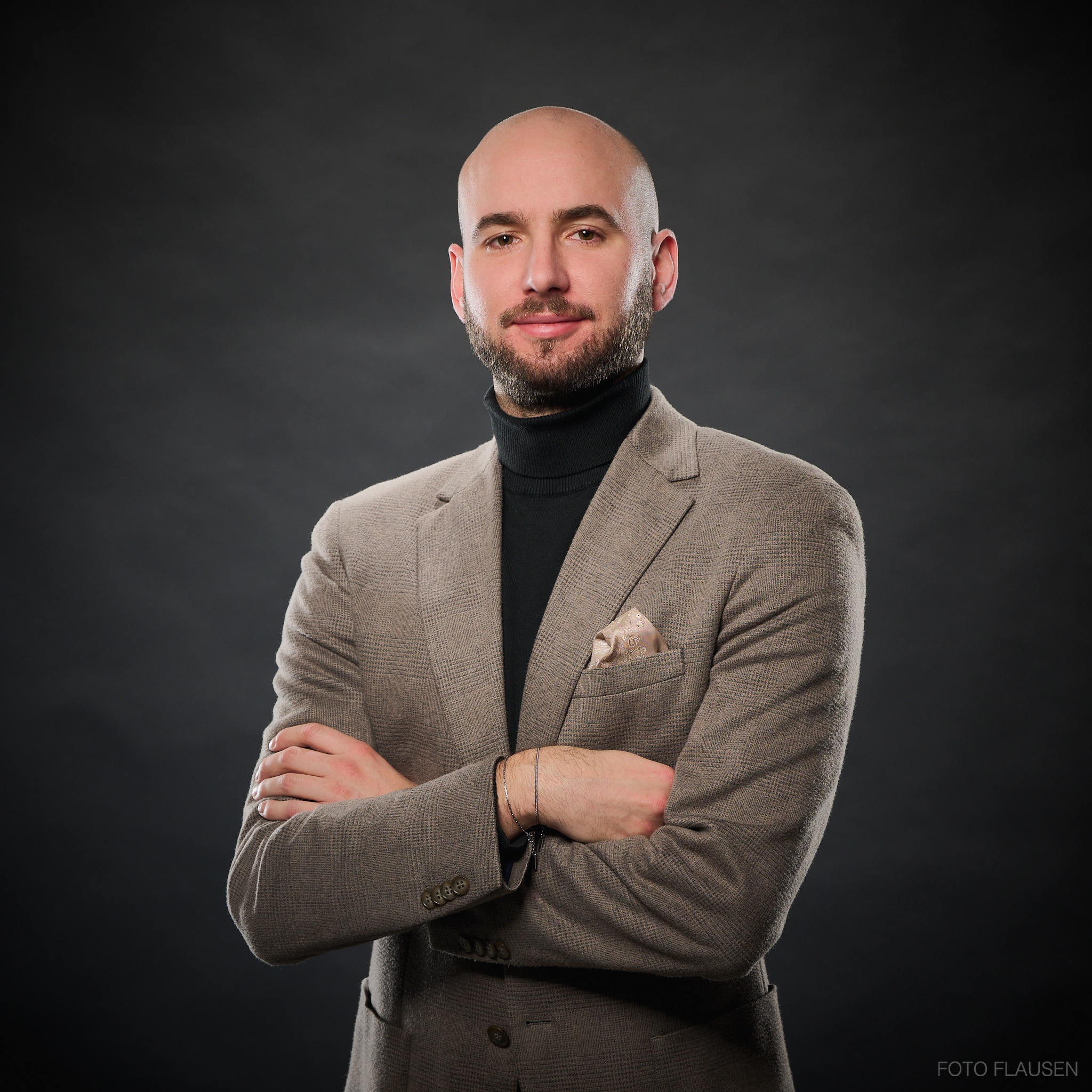 Dressman Dominik im Porträt im Fotostudio in Salzburg vor dunklem Hintergrund