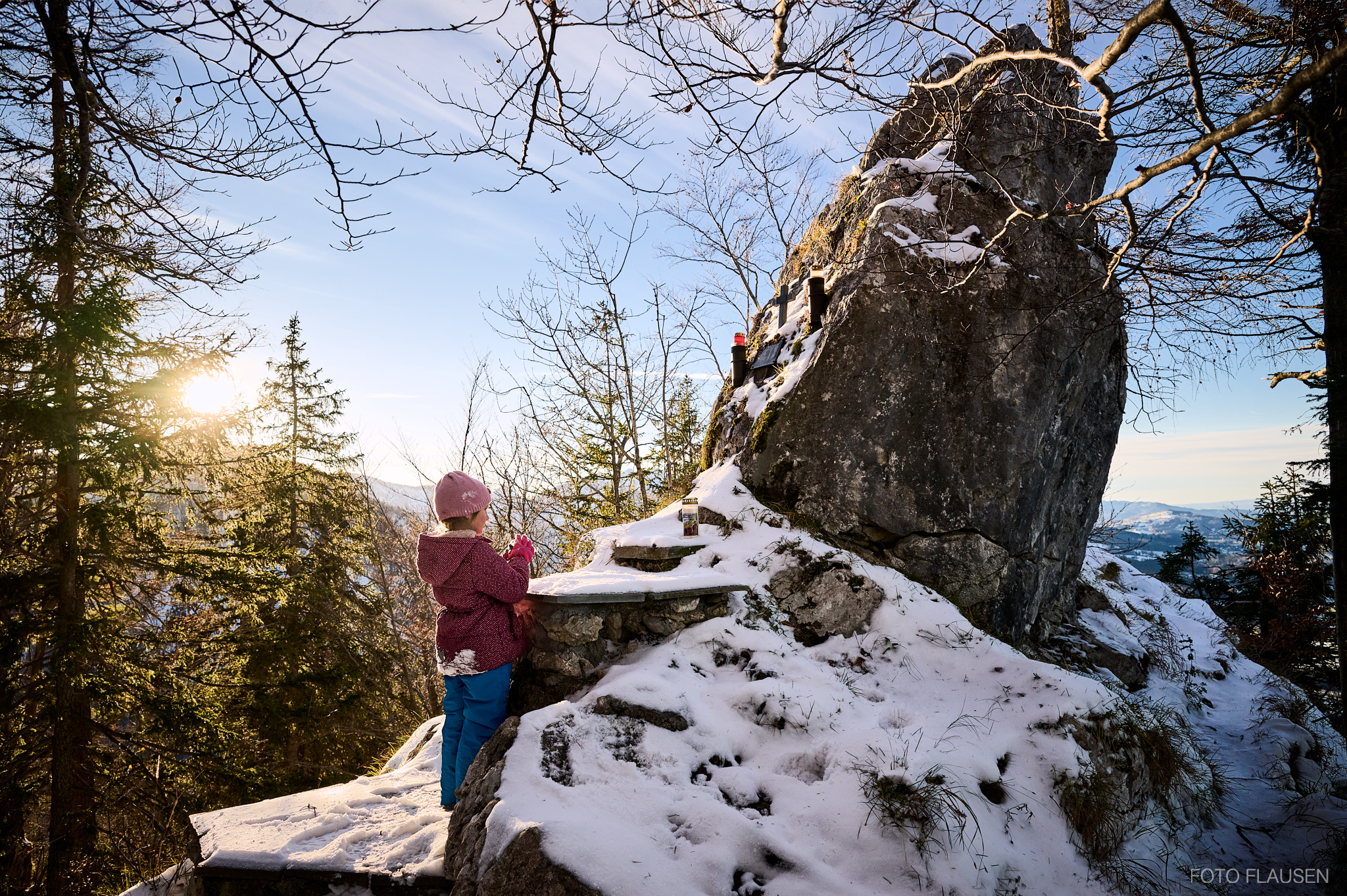 Ein 6-jähriges Mädchen nach eine anstrengenden Wanderung durch malerische Landschaften zum Bergaltar am Maisenkögerl in Scharnstein bei Gmunden
