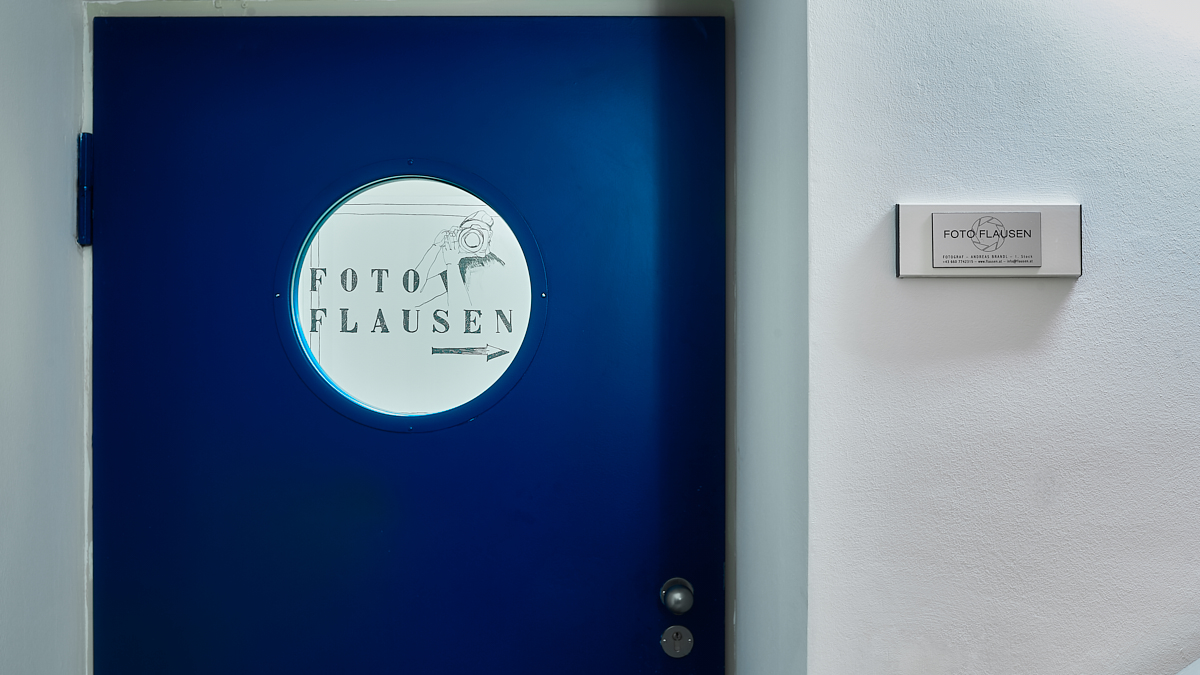 Eingang Türe zum Fotostudio FOTO FLAUSEN von Andreas Brandl in Salzburg