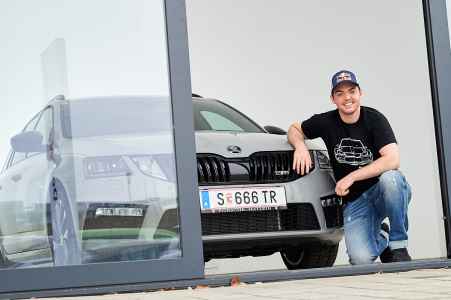 Der Motorrad Rallye Profi Matthias Walkner und sein neuer SKODA Octavia RS von Porsche Hallein