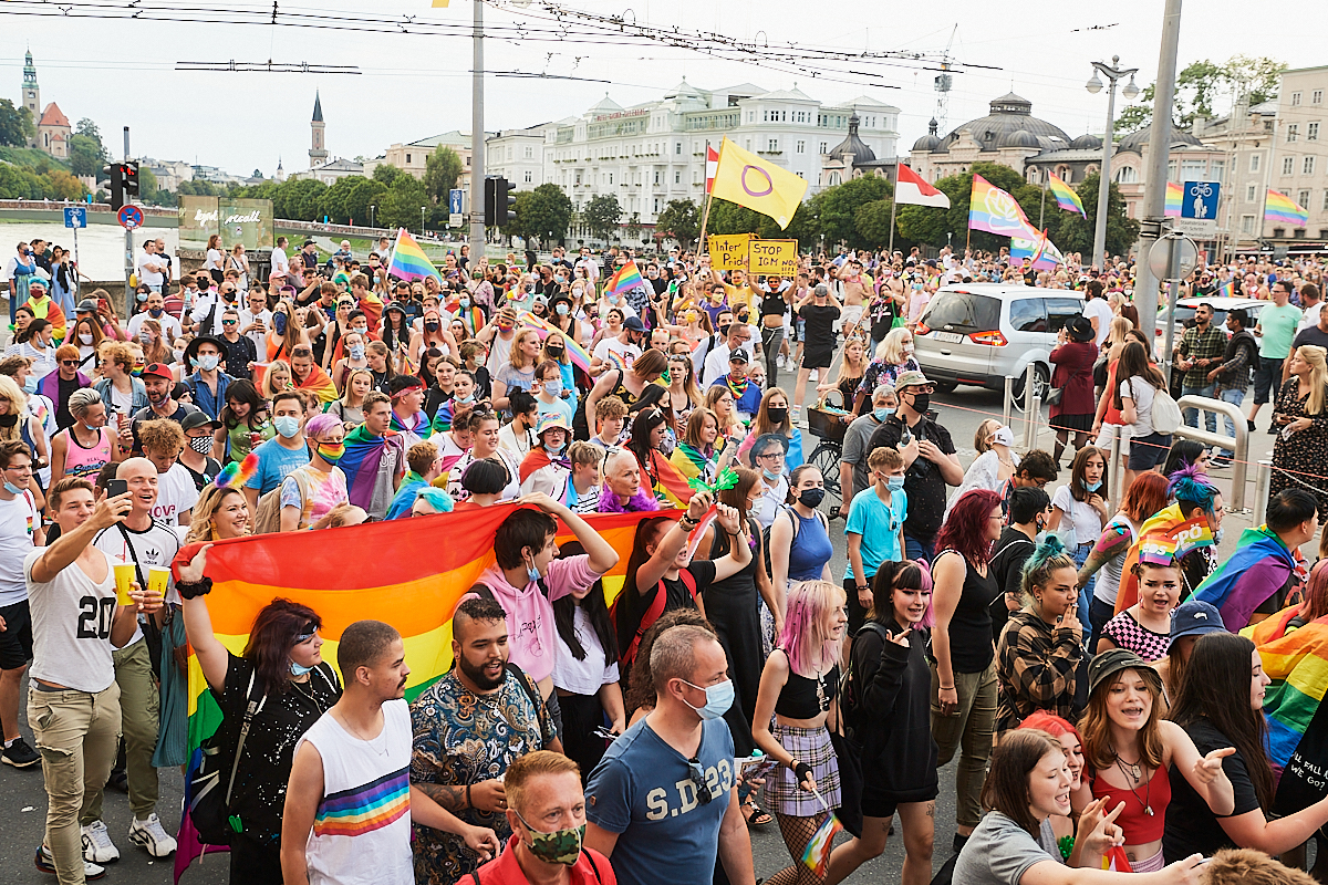 Überall sehe ich Regenbogen. Egal wohin ich schaue. Reportage der Pride Demo zum Christopher Street Day in Salzburg. Organisiert von der HOSI