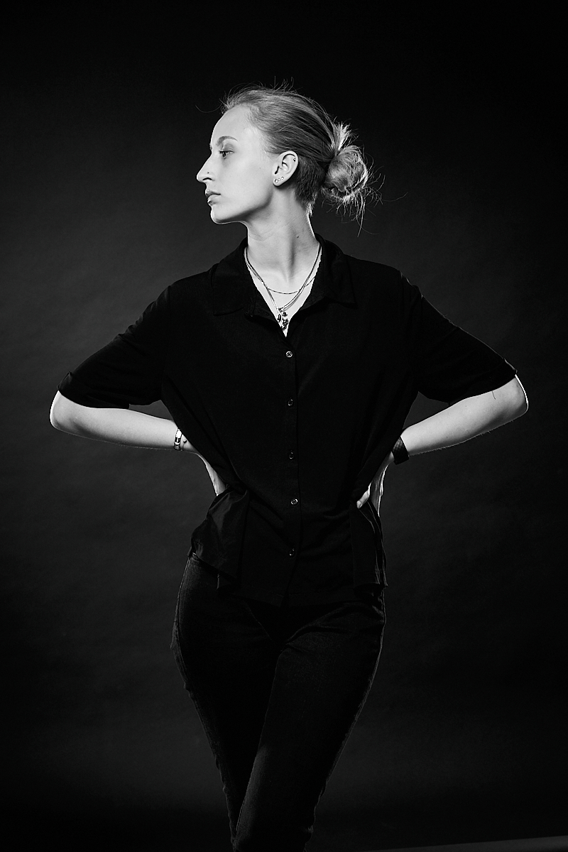 Modell Stella Brandl im Portraet im Fotostudio in Salzburg.