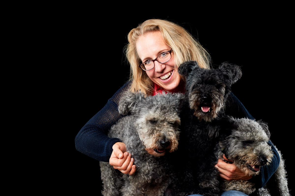 Angelika mit ihren Hunden im Portraet. Fotostudio Salzburg