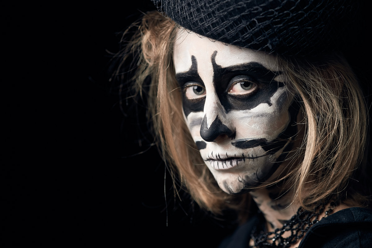 Halloween - ein Skelett im Portraet Fotograf Salzburg