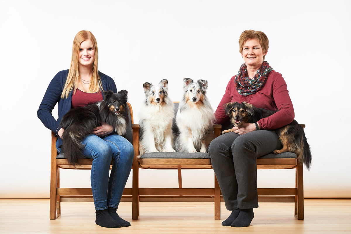 Mutter, Tochter, Hund, Hunde im Porträt bei Fotograf Andreas Brandl im Fotostudio Flausen, Salzburg