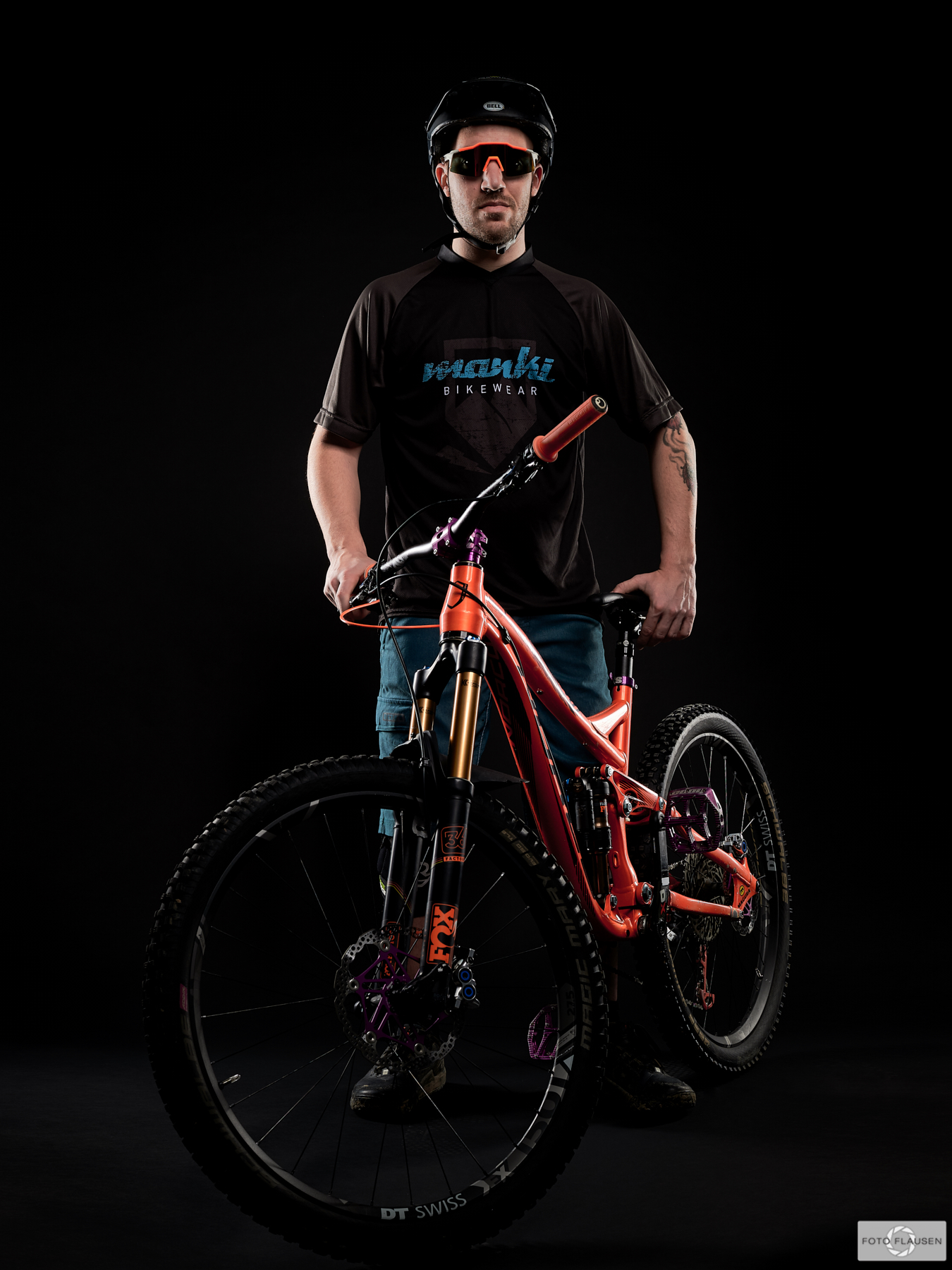 Nox Cycles Ambassador Benji Berni Zucki im Porträt mit seinem Mountainbike im Fotostudio. Fotograf Andreas Brandl, Foto Flausen, Salzburg.