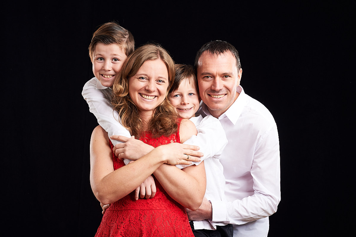 Familie Dallinger im Porträt bei Fotograf Andreas Brandl im Fotostudio Flausen, Salzburg