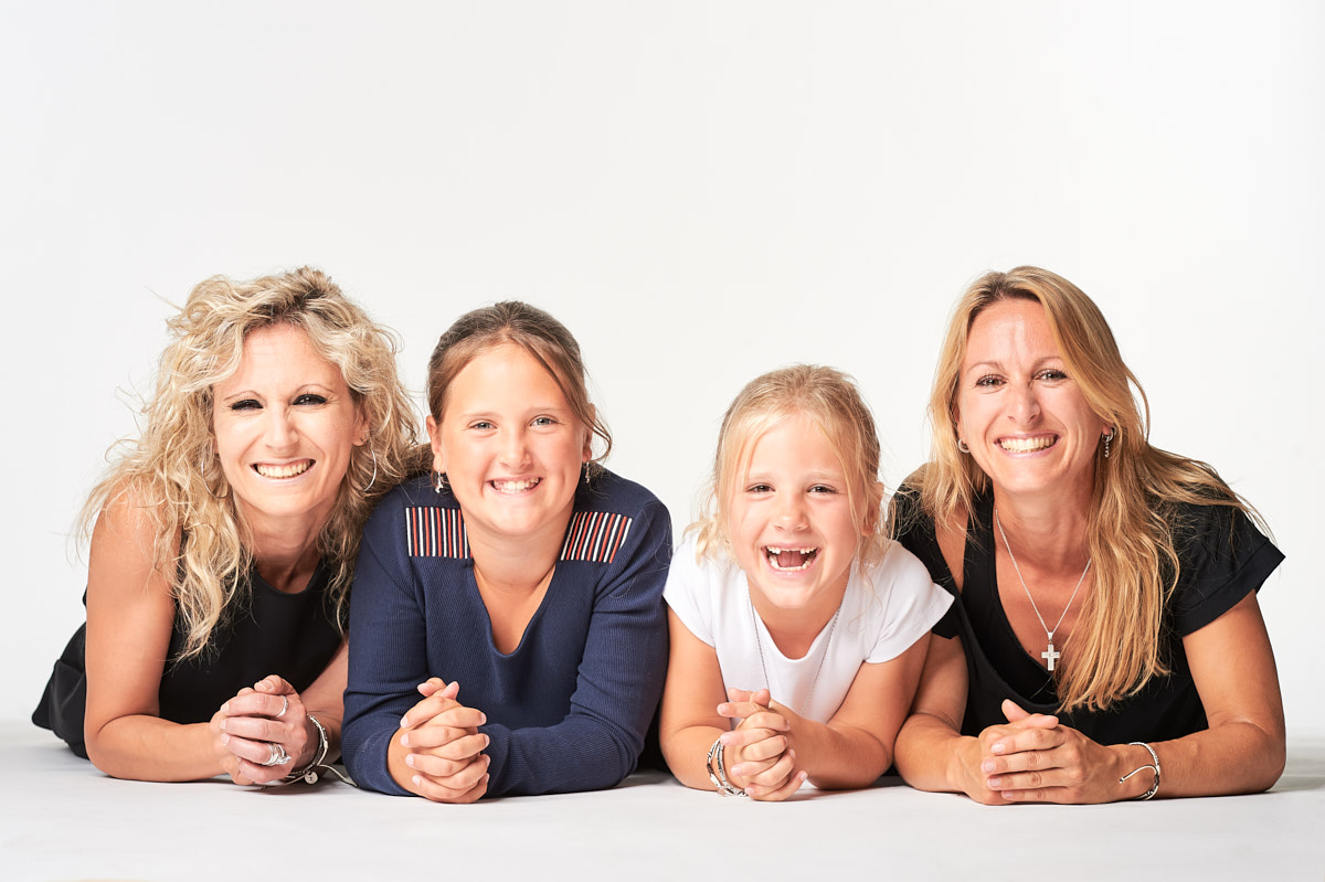 Familie, zwei mal Schwestern, einmal Mutter, eine Tante, zwei Nichten. Vier Frauen. Foto von Fotograf Andreas Brandl. Fotostudio Flausen, Salzburg