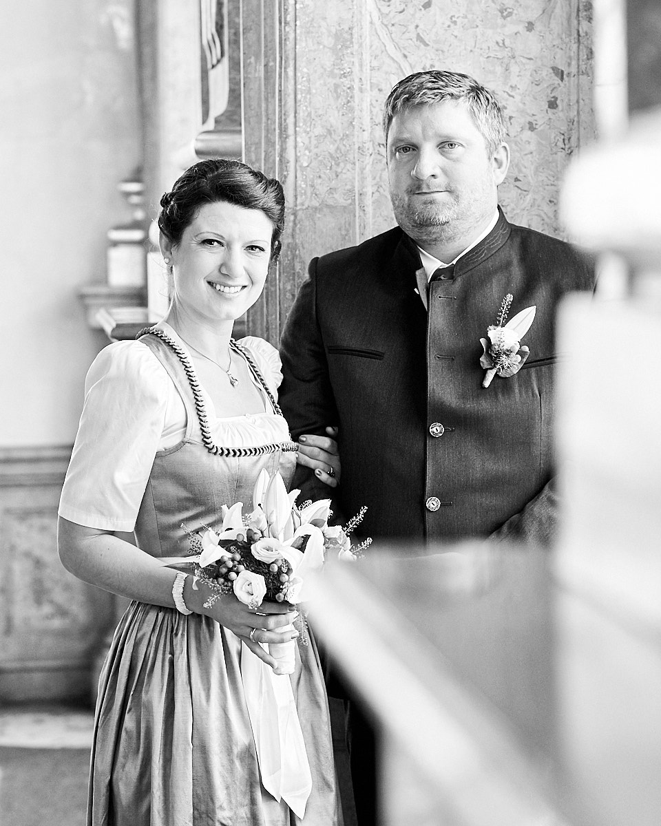 Der schönste Tag von Cathrin und Peter. Hochzeit im Marmorsaal, im Schloss Mirabell Salzburg. Schwarzweiß Fotos vom Fotograf Andreas Brandl.