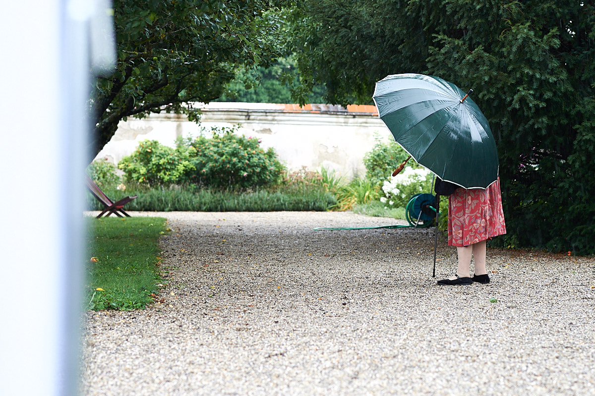 Eine Besucherin mit Schirm im Garten der Schallaburg bei den Kunst Werk Tagen. Foto Andreas Brandl, Salzburg.