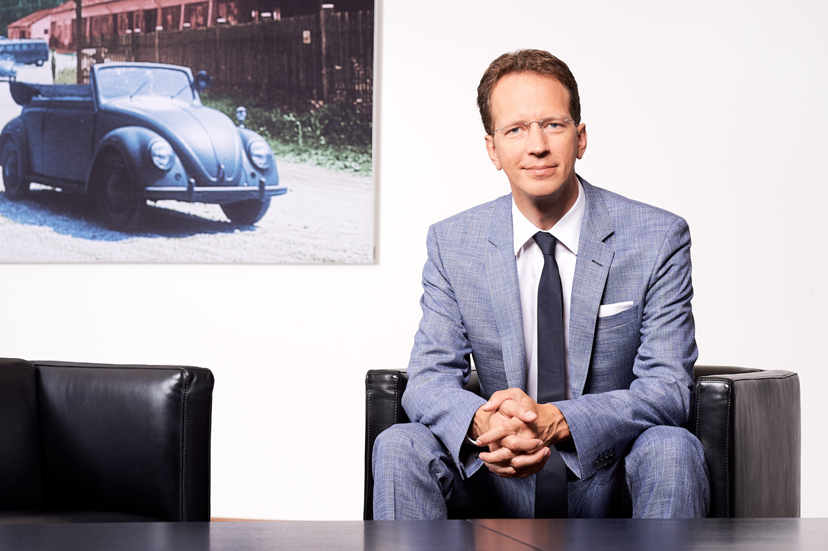 Einer der beiden Geschäftsführer der Porsche Bank im Porträt. Fotograf Andreas Brandl, Fotostudio Flausen, Salzburg.