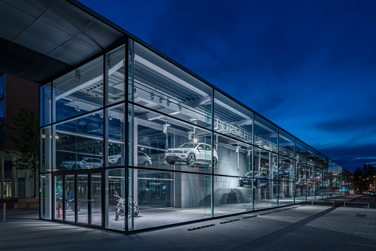 Die Firma Regent Lightning aus der Schweiz hat das Beleuchtungskonzept für das Porsche Konzernschaufenster in Salzburg erstellt und umgesetzt.