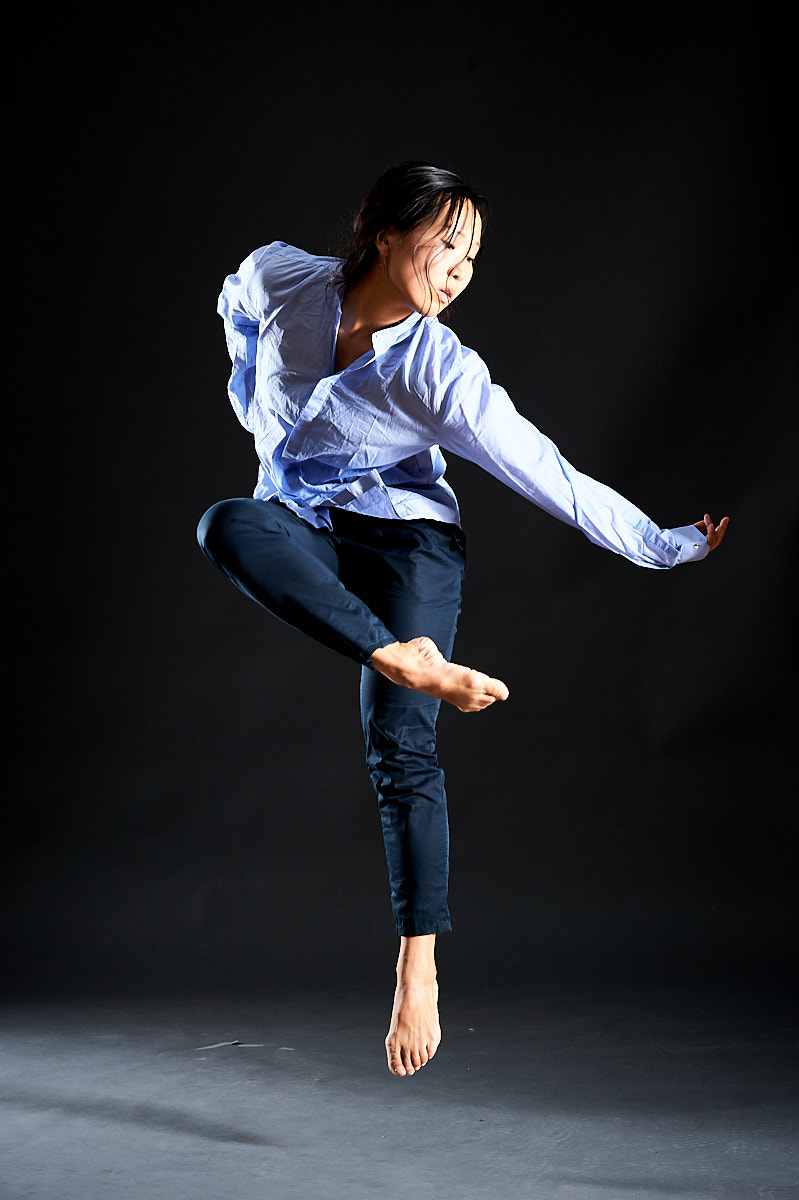 Die Tänzerin Hyaejin Lee vom TRAK Ensemble im Bewegtem Porträt. New Members. Foto Andreas Brandl. Fotostudio Flausen, Salzburg