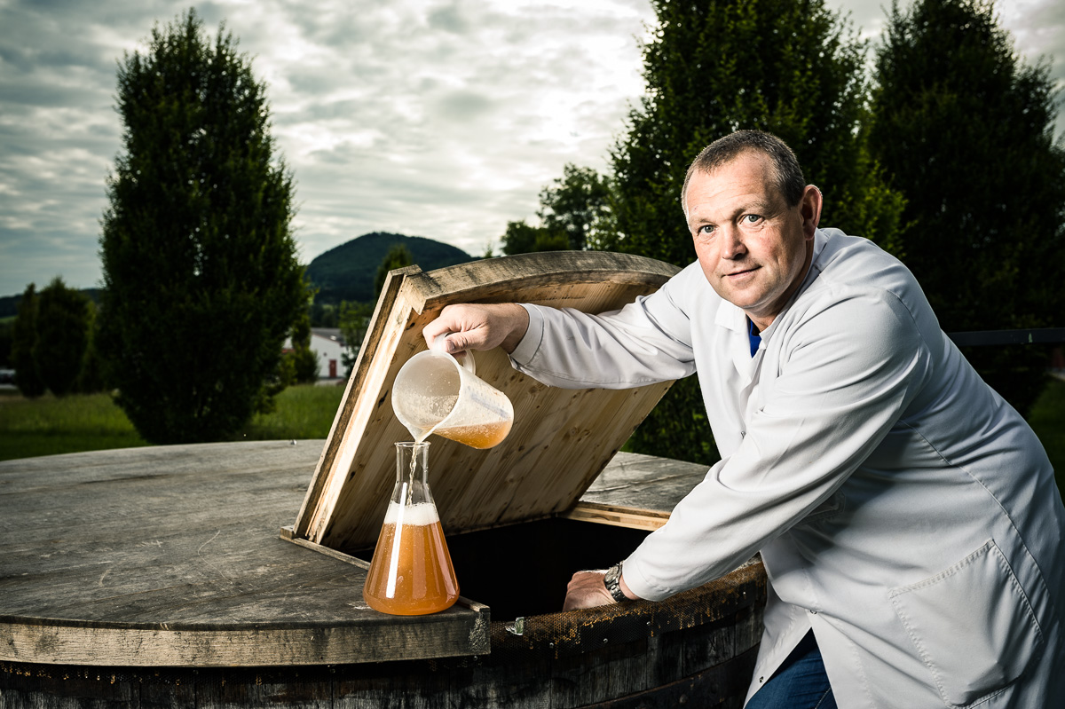 Braumeister Trumer Brauerei Obertrum Bier testen alten Holzfässern gereiftes Bier alter Rezeptur