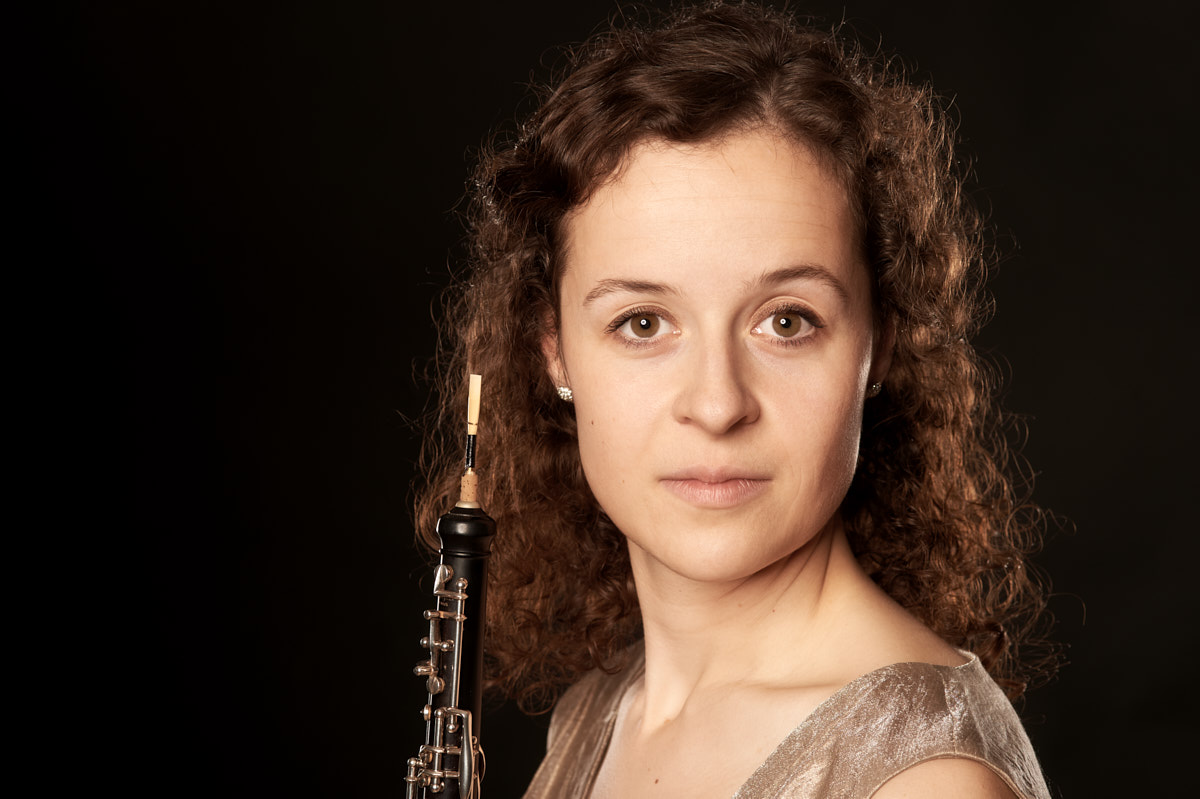 Die Musikerin Valerie Colen mit ihrer Oboe im Porträt bei Fotograf Andreas Brandl, Fotostudio Flausen, Salzburg