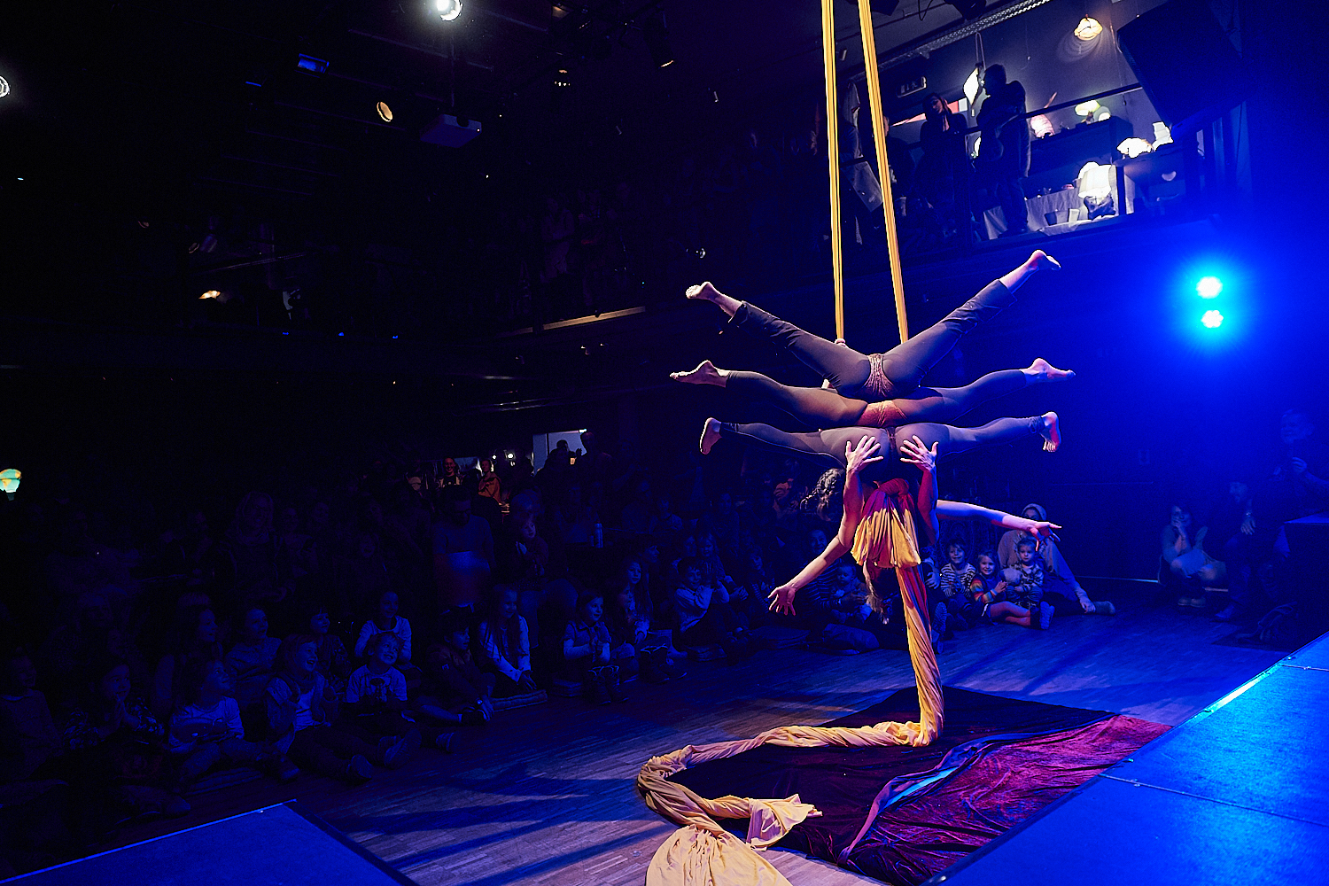 Zirkus Performance mit Vertikaltuch Aerial Akrobatik am Vielfalt der Markt im Kulturhaus EmailWerk vom Kulturverein KunstBox in Seekirchen.