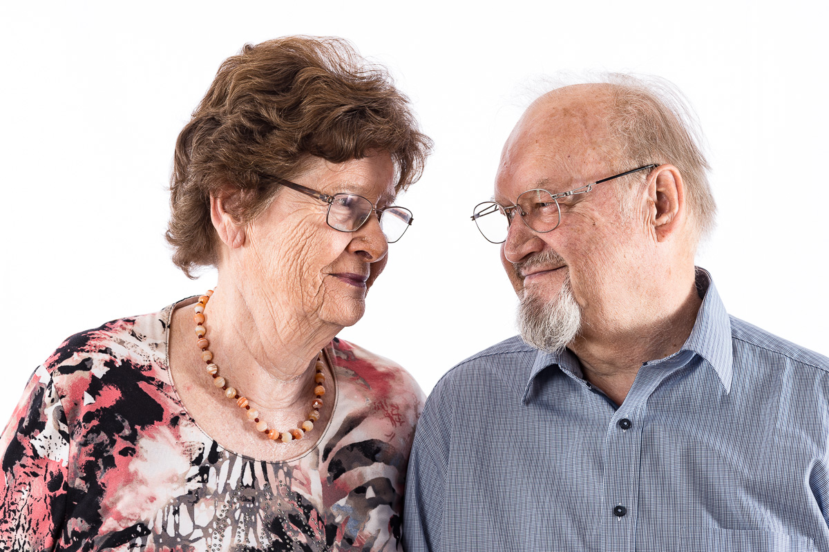 Forever Love älteres Ehepaar zum Porträt beim Fotograf im Fotostudio in Salzburg