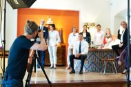 Der Fotograf Andreas im Hotel Auersperg Salzburg um das Team zu fotografieren