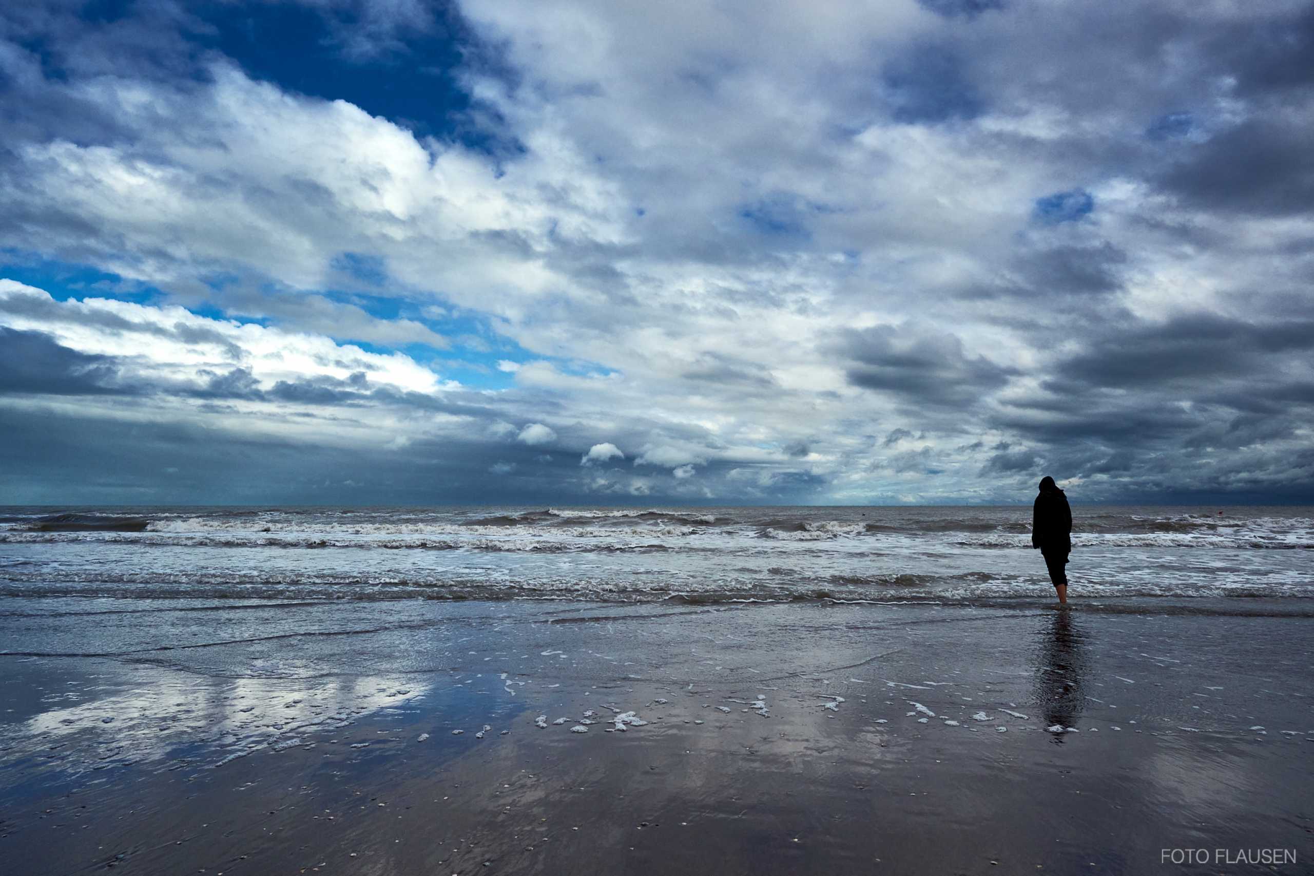 Frau Unwetter Wolken mit Spiegelung am Meer am Strand der Marina di Venezia 