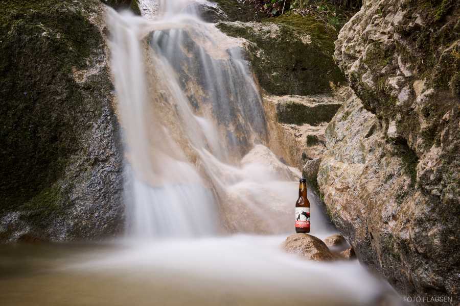 Werbefotografie Woif Biersieder Bier in Wasserfall Plötz Ebenau