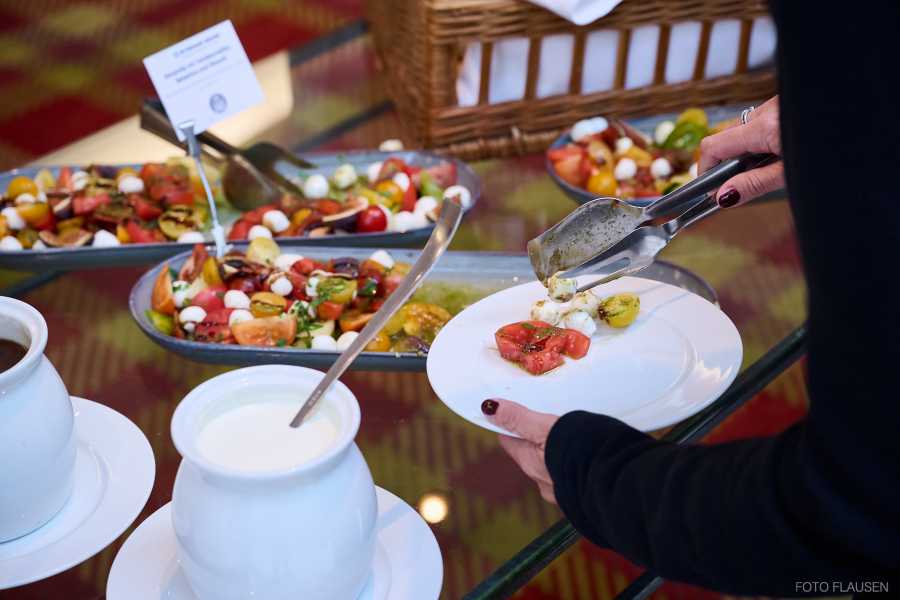 Essen bei der Reportage der Ehrung der langjährigen MitarbeiterInnen und PensionistInnen der ÖGK im Wyndham Grand Hotel in Salzburg.