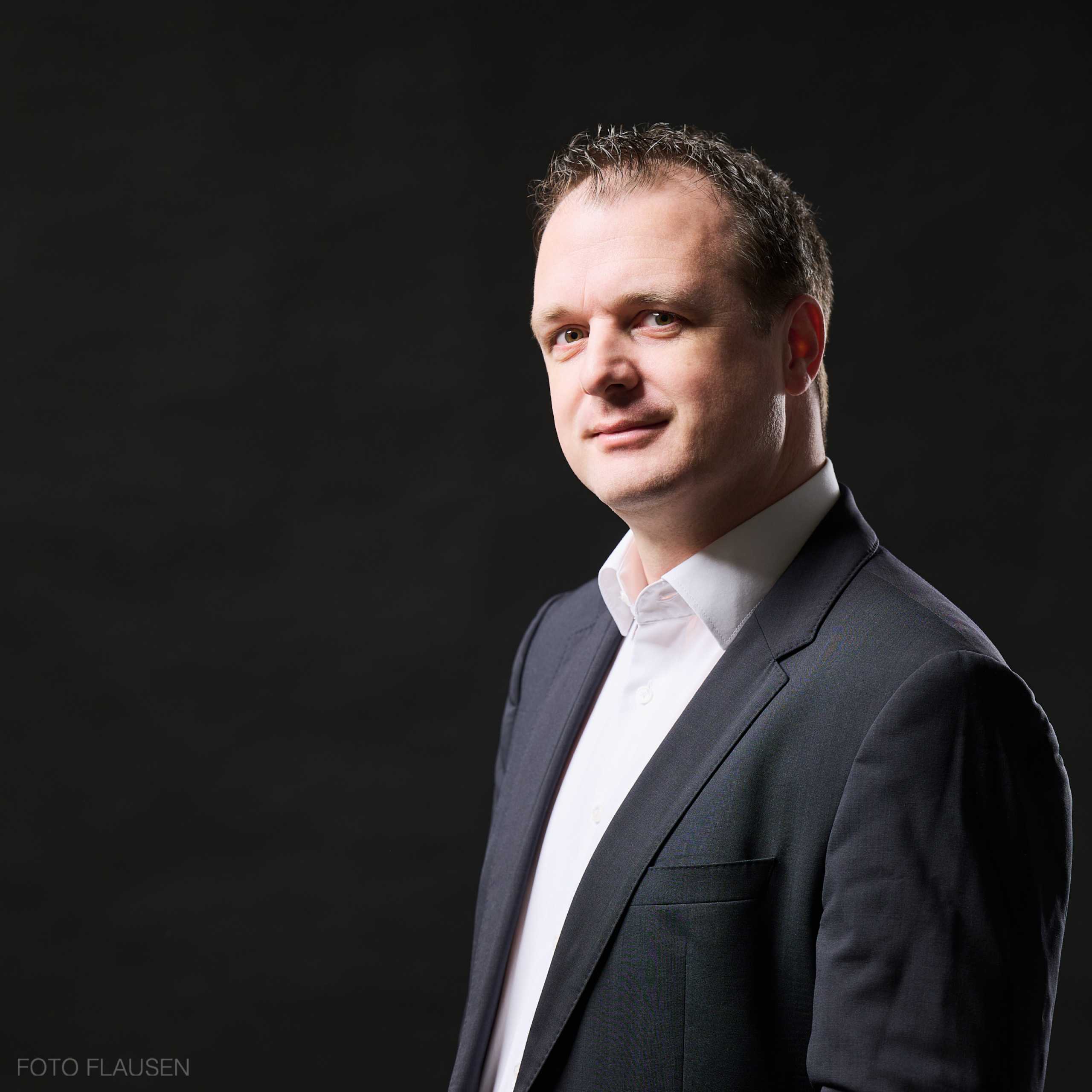 Martin Klässner Gründer von has.to.be und CEO von Make Visions im Porträt im Fotostudio