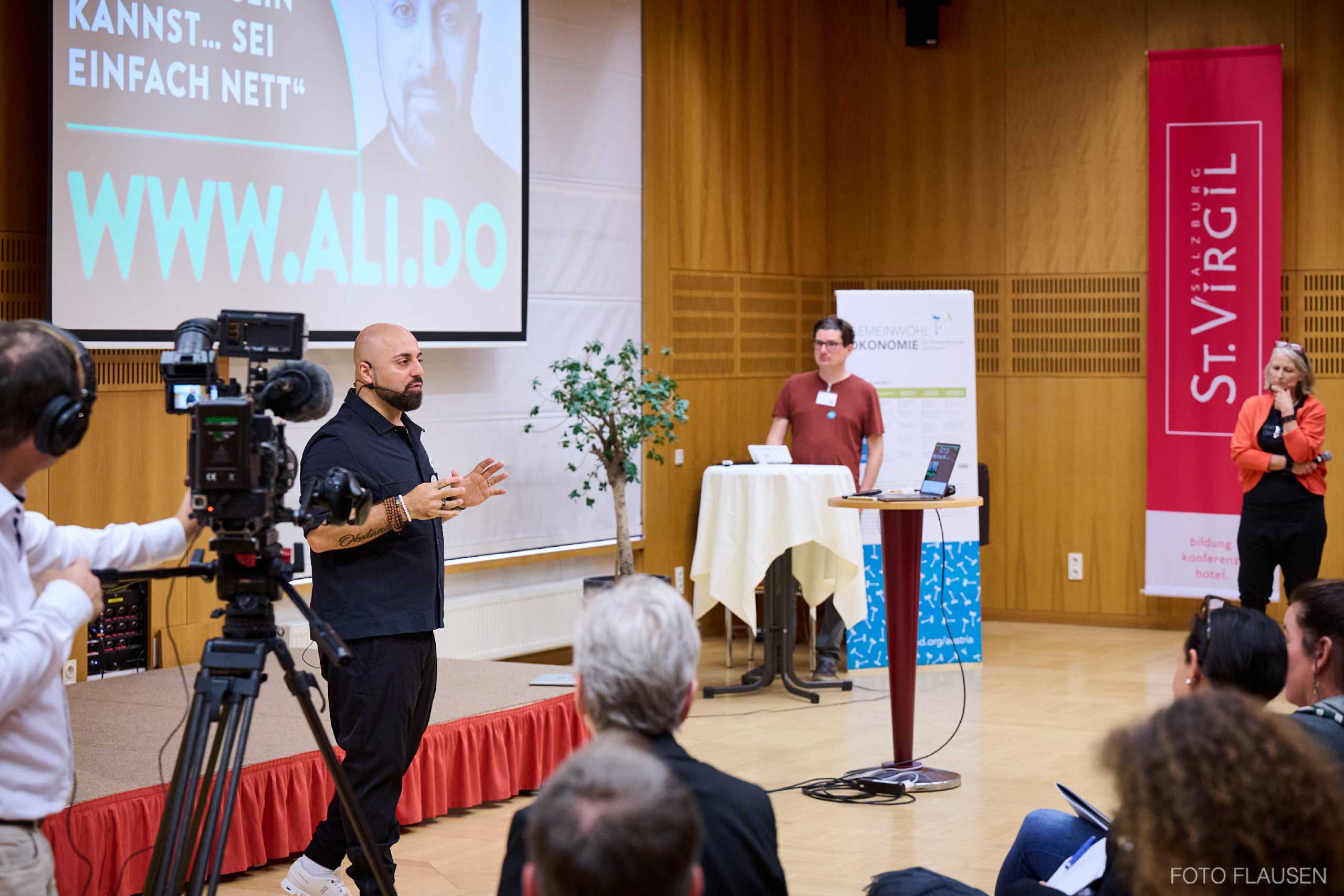 Ali Mahlodji  am 360 Grad Forum der Gemeinwohl Ökonomie in St. Virgil in Salzburg