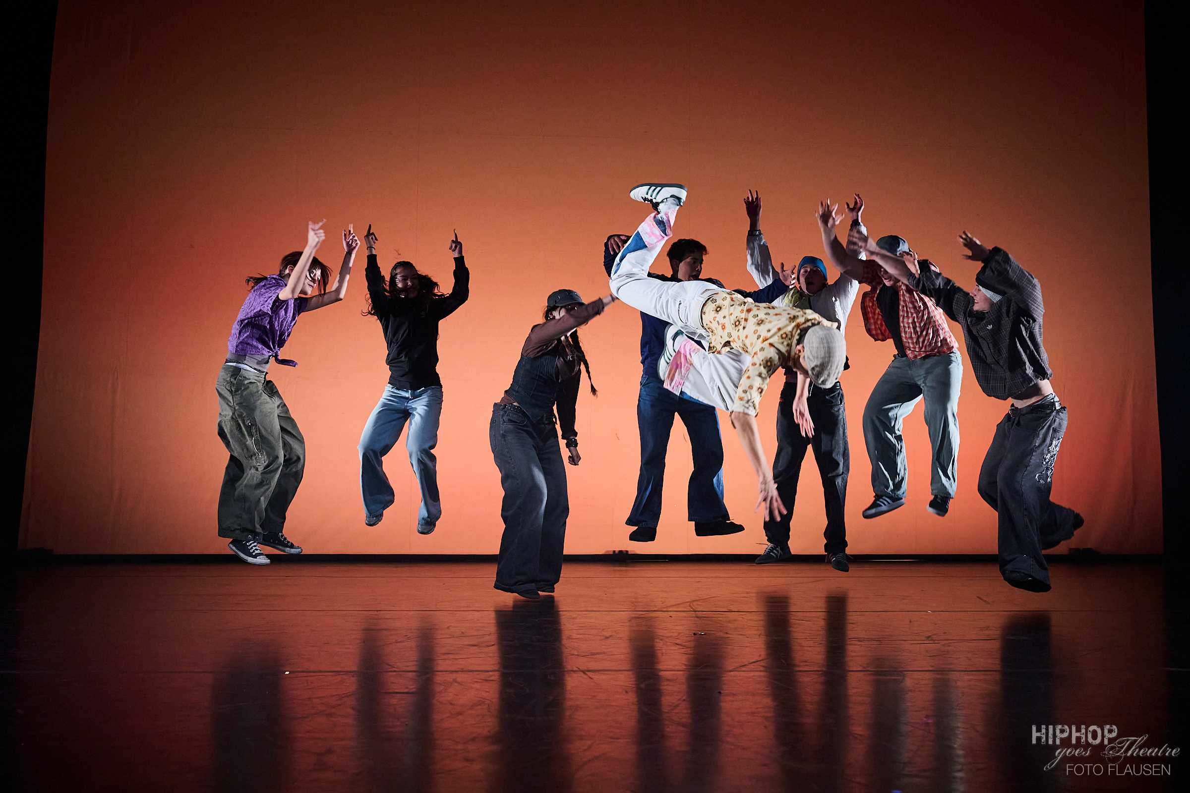 Crew vom Streetdancecenter am Hip Hop goes Theatre in der Szene Salzburg