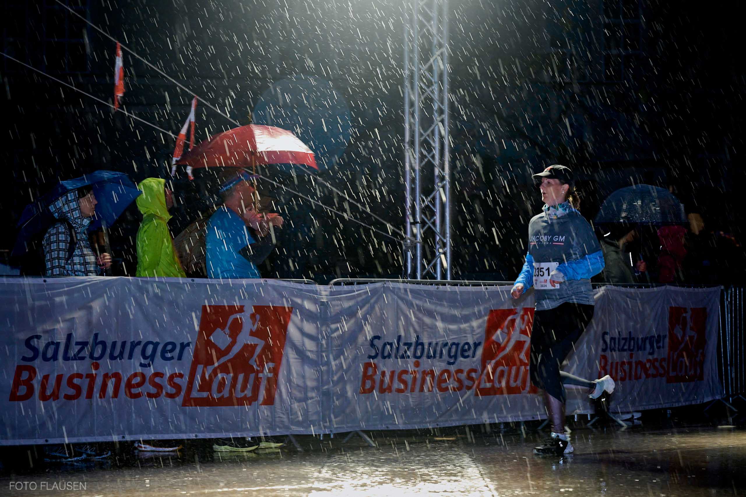 Regen bei der Reportage vom Businesslauf Salzburg für die Porsche Bank